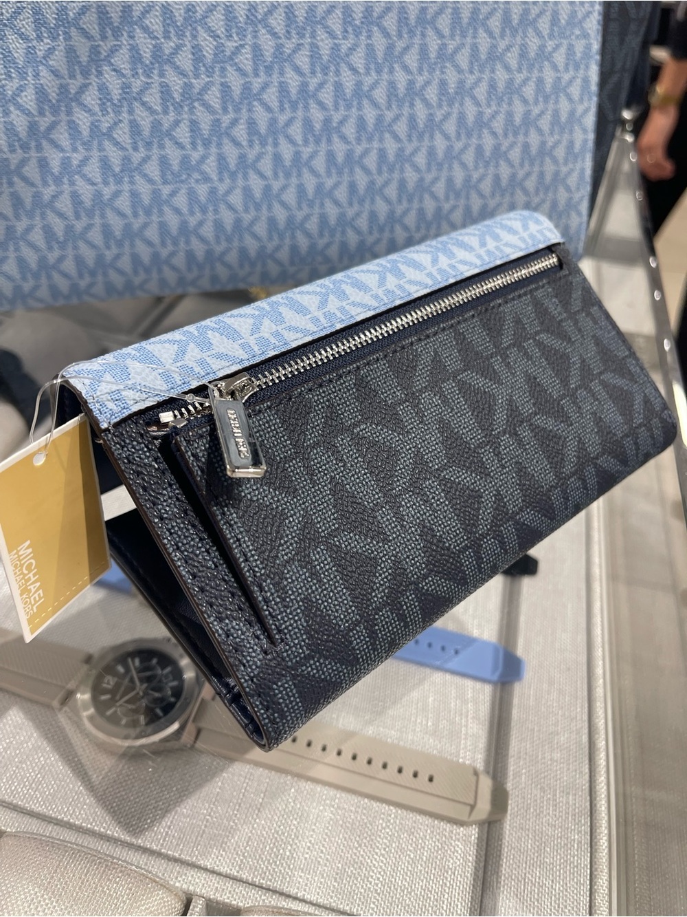 Michael Kors Jet Set Trvl Signature Logo Tri-Fold Wallet Trifold 
Pale Ocean
NWT - Picture 9 of 16